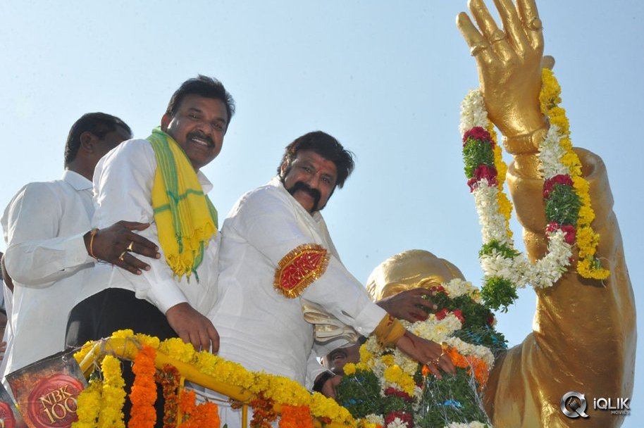 Gautamiputra-Satakarni-Team-at-Karimnagar